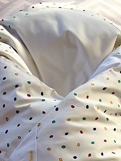 Polovysypaná péřová zavinovačka - bílá a barevné puntíky