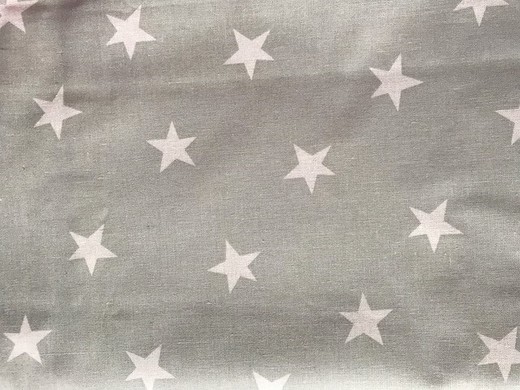 Péřový polštářek - bílé hvězdy na světle-šedivém podkladě